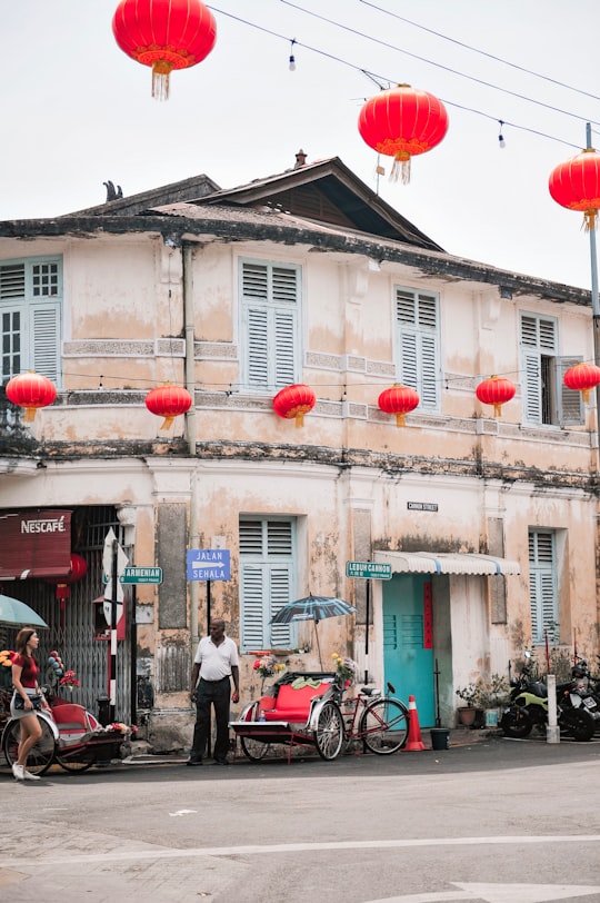 people in front of brown concrete building during daytime in 葉氏宗祠Yap Kongsi Temple Malaysia