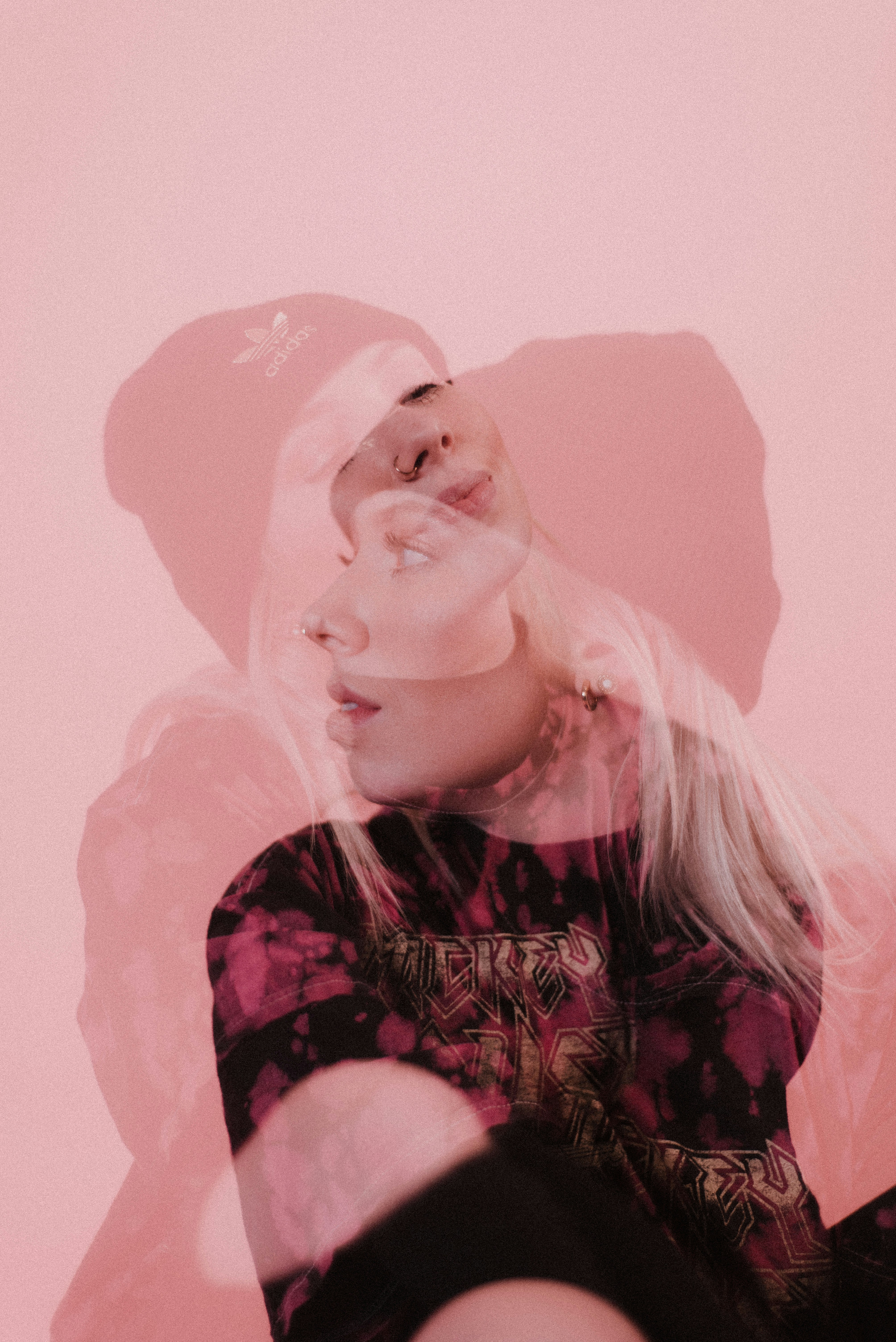 Frau in schwarz-rotem geblümtem Langarmshirt