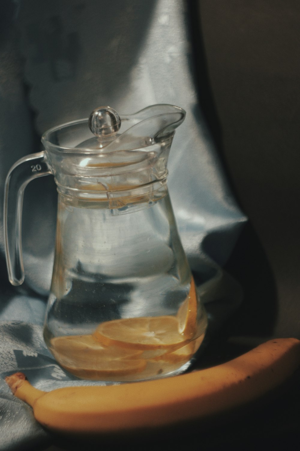 Jarra de vidrio transparente con líquido amarillo