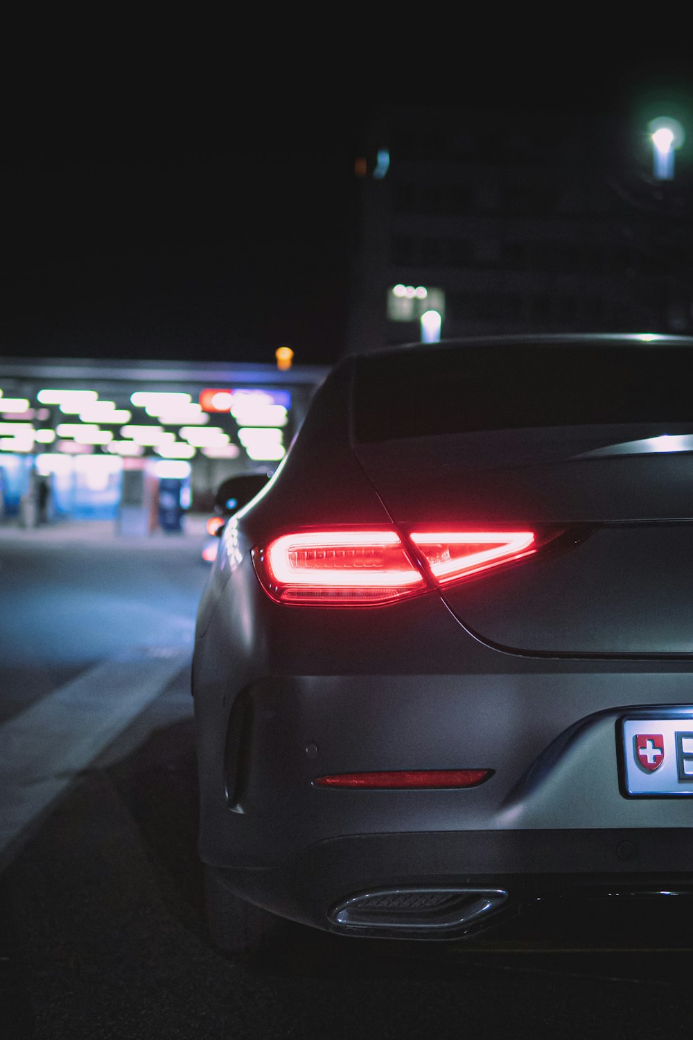 coche negro frente a un edificio blanco durante la noche