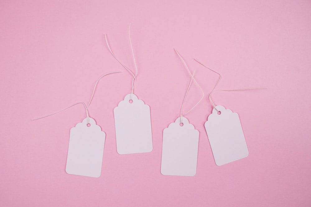 Auriculares de manzana blanca sobre superficie rosa