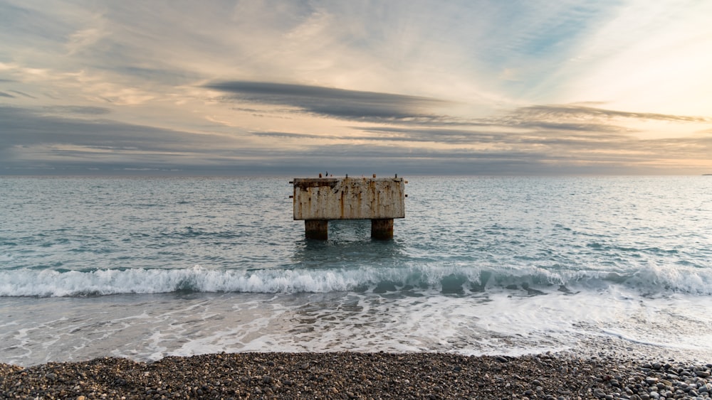 torre de salva-vidas de madeira marrom na praia durante o dia