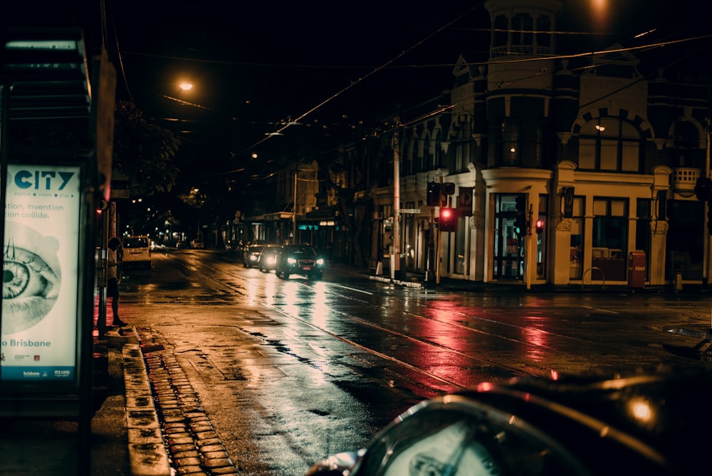 Autos auf der Straße während der Nachtzeit