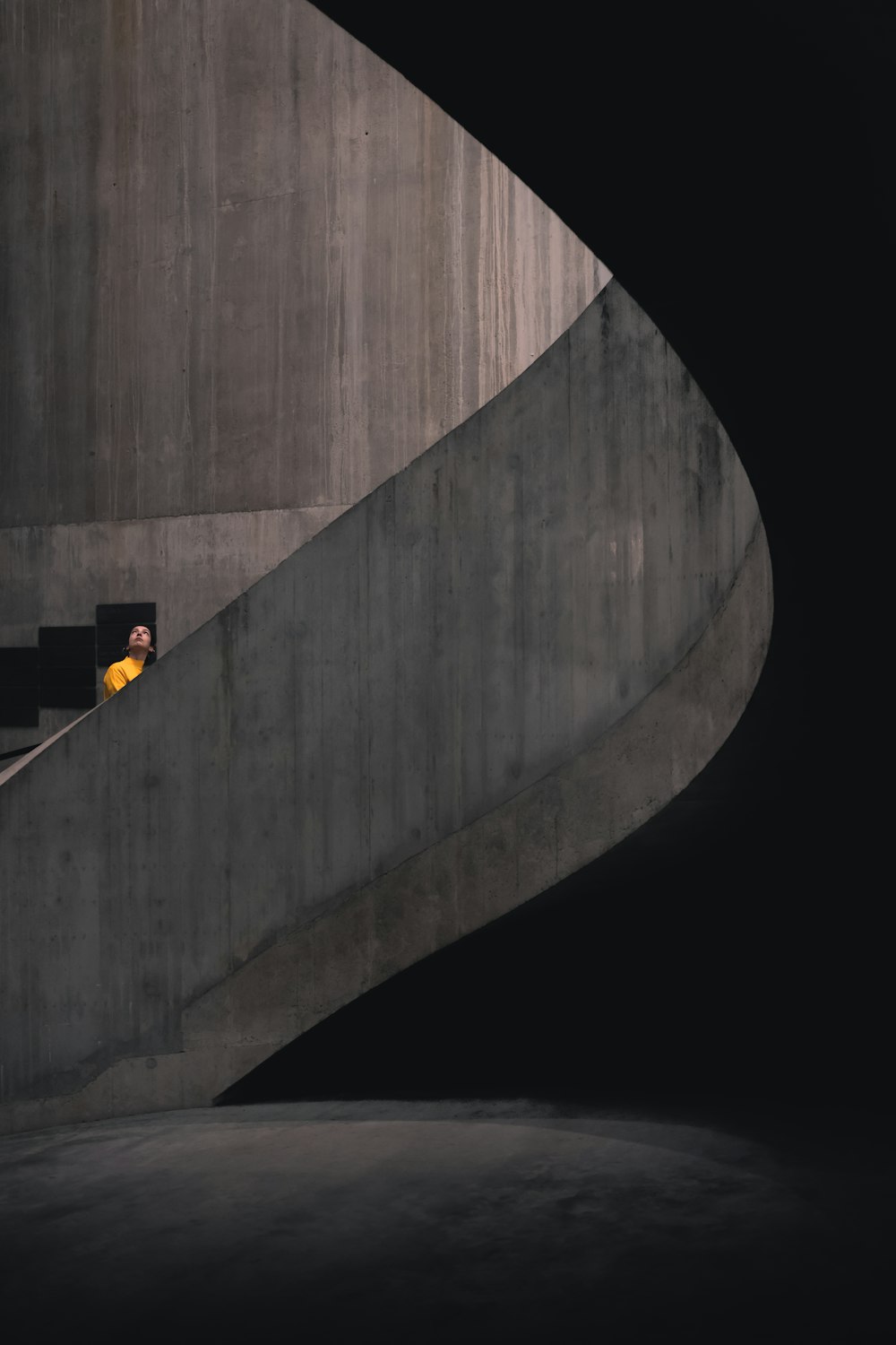 brauner Holztunnel mit Leuchte