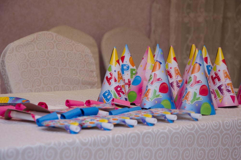 vasos de papel de lunares multicolores sobre mesa blanca