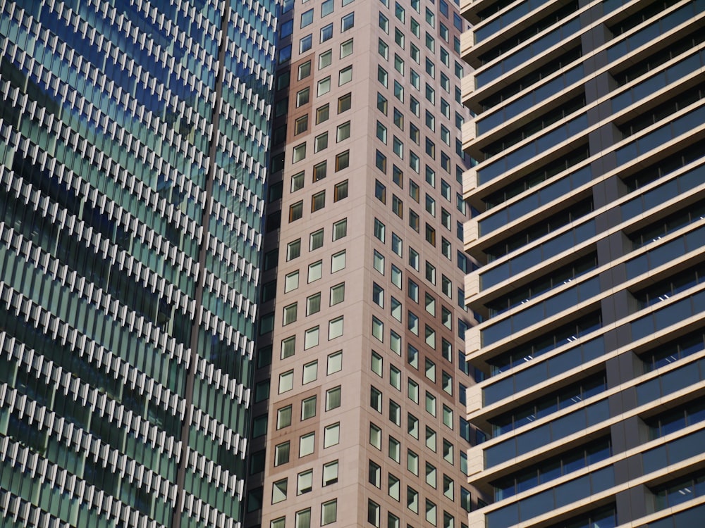 edifício de concreto branco e marrom
