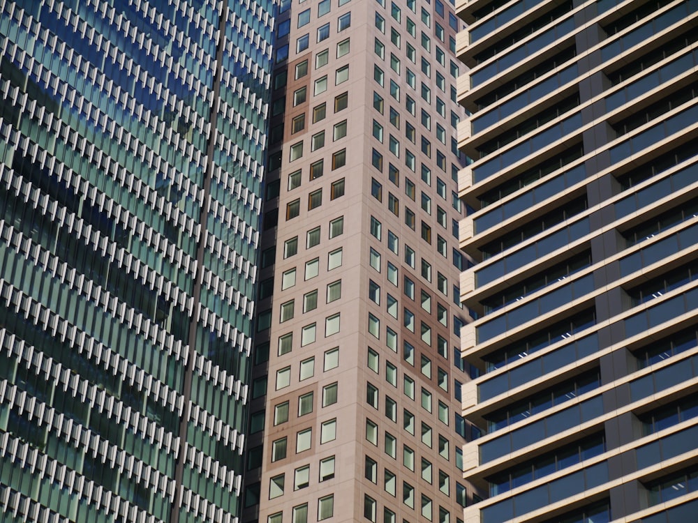 Edificio de hormigón blanco y marrón