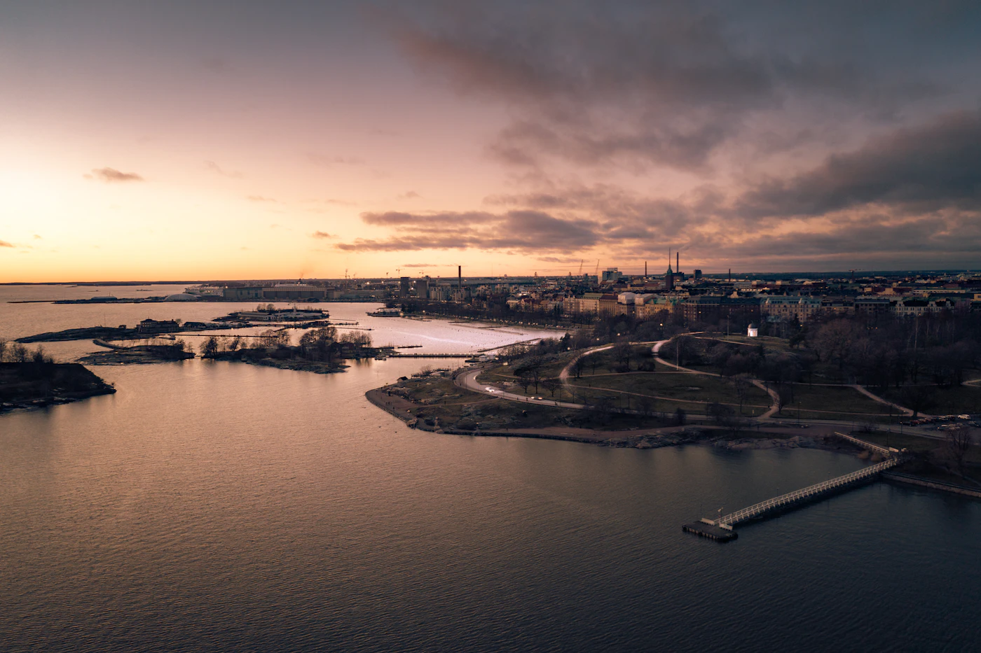 Die Schärenlandschaft vor Helsinki mit kleinen bewaldeten Inseln