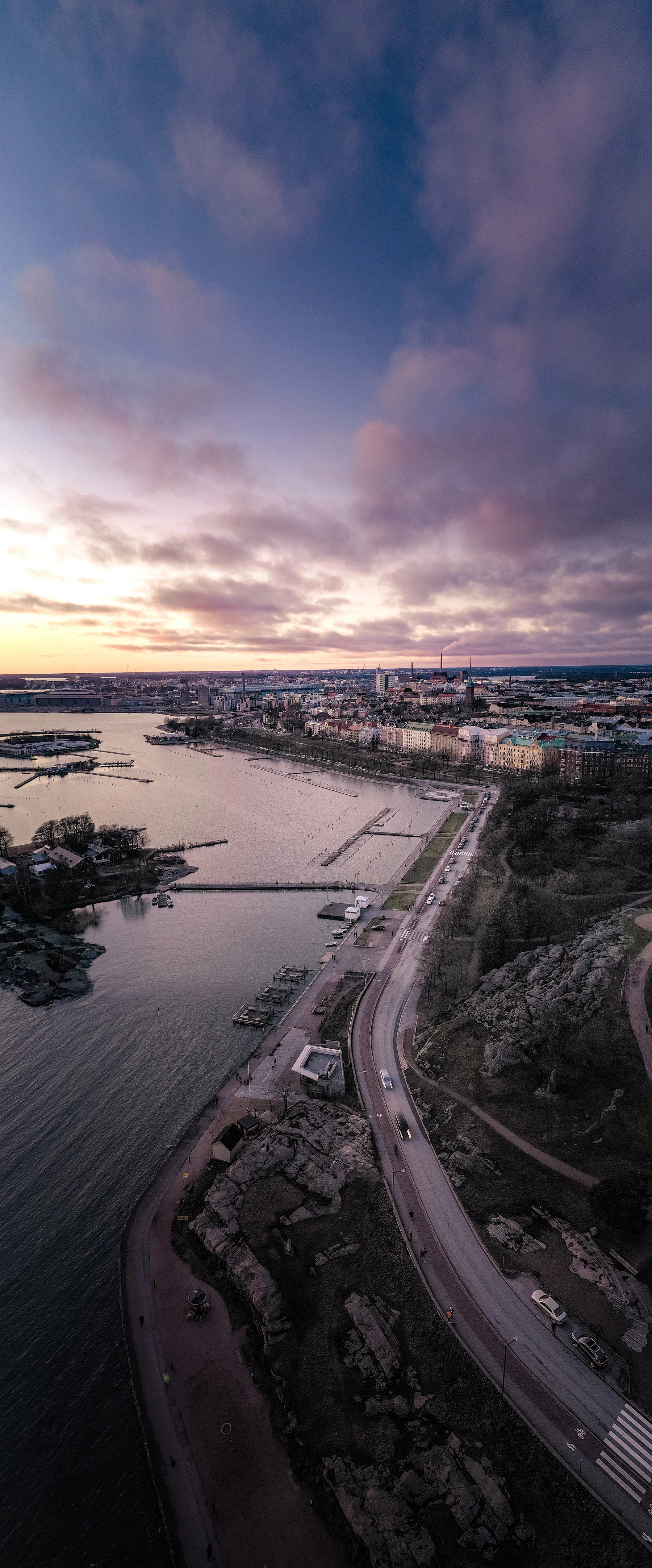 Ilmakuva Helsingin Kaivopuistosta ja satamasta auringonlaskun aikaan