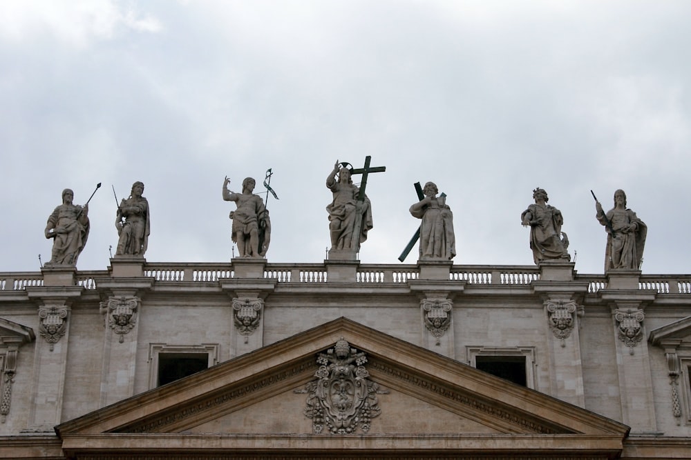 statua di cemento grigio sotto il cielo bianco durante il giorno