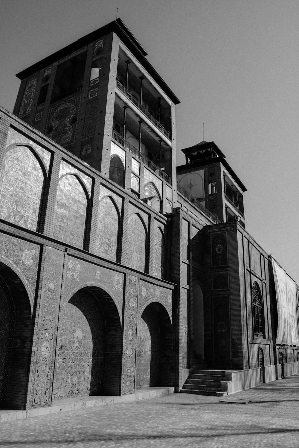 foto in scala di grigi di un edificio in cemento