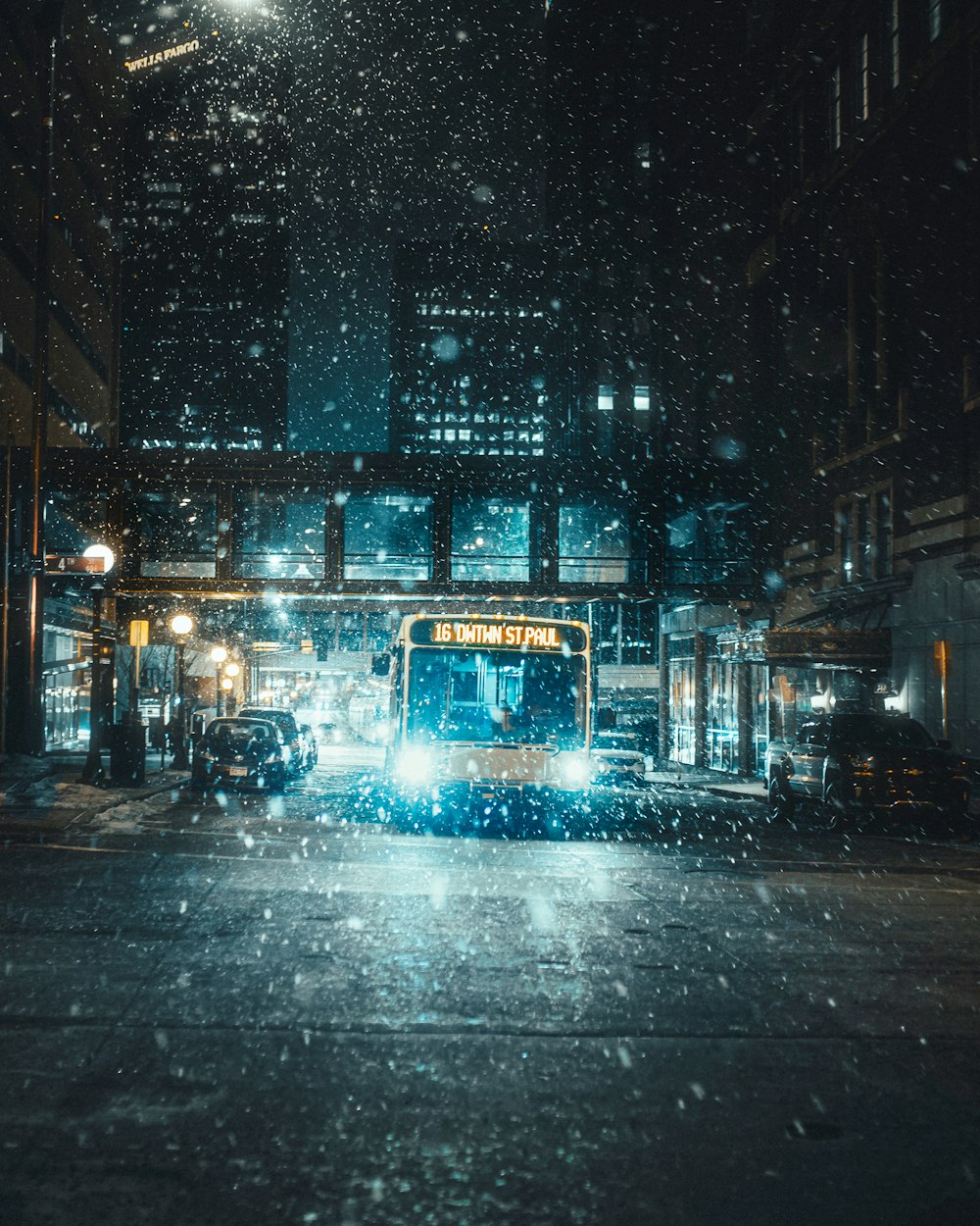 autobus bianco su strada durante la notte