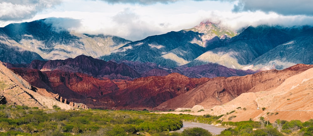 Montañas marrones y grises bajo el cielo blanco durante el día