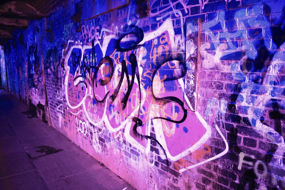 Graffiti azul y blanco en la pared