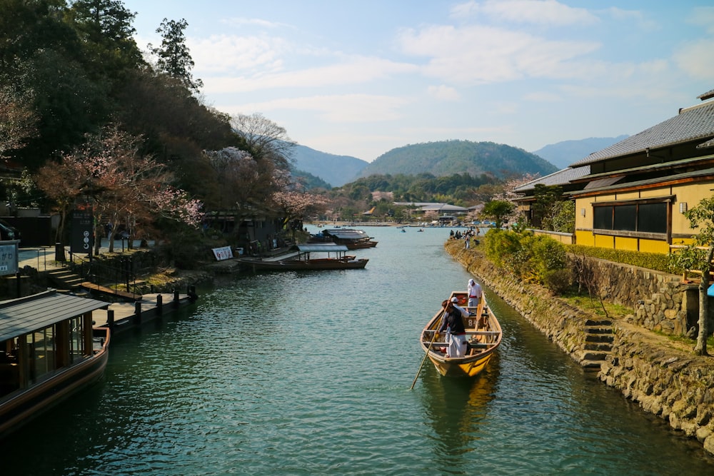 日中の川に浮かぶ茶色のボート