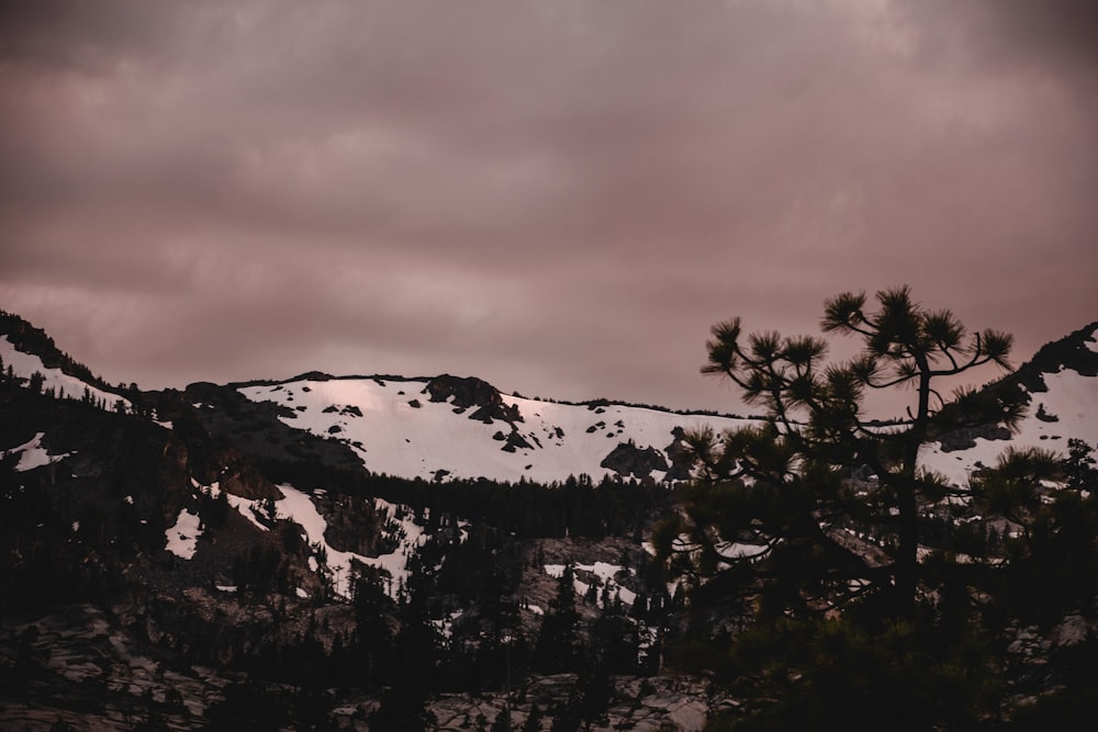 montagne enneigée sous un ciel nuageux