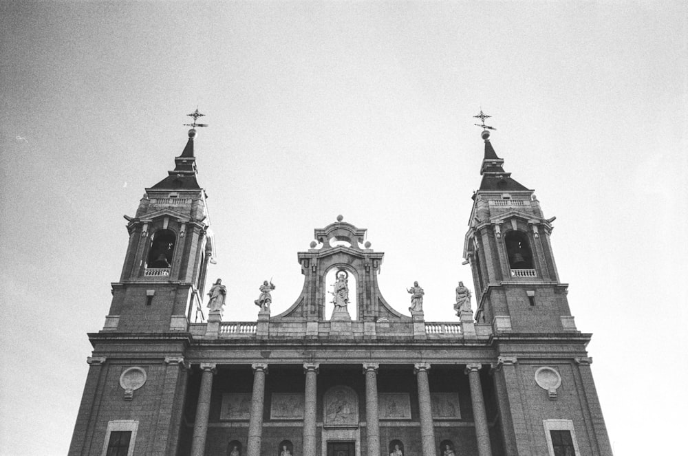 Foto en escala de grises de un edificio de hormigón