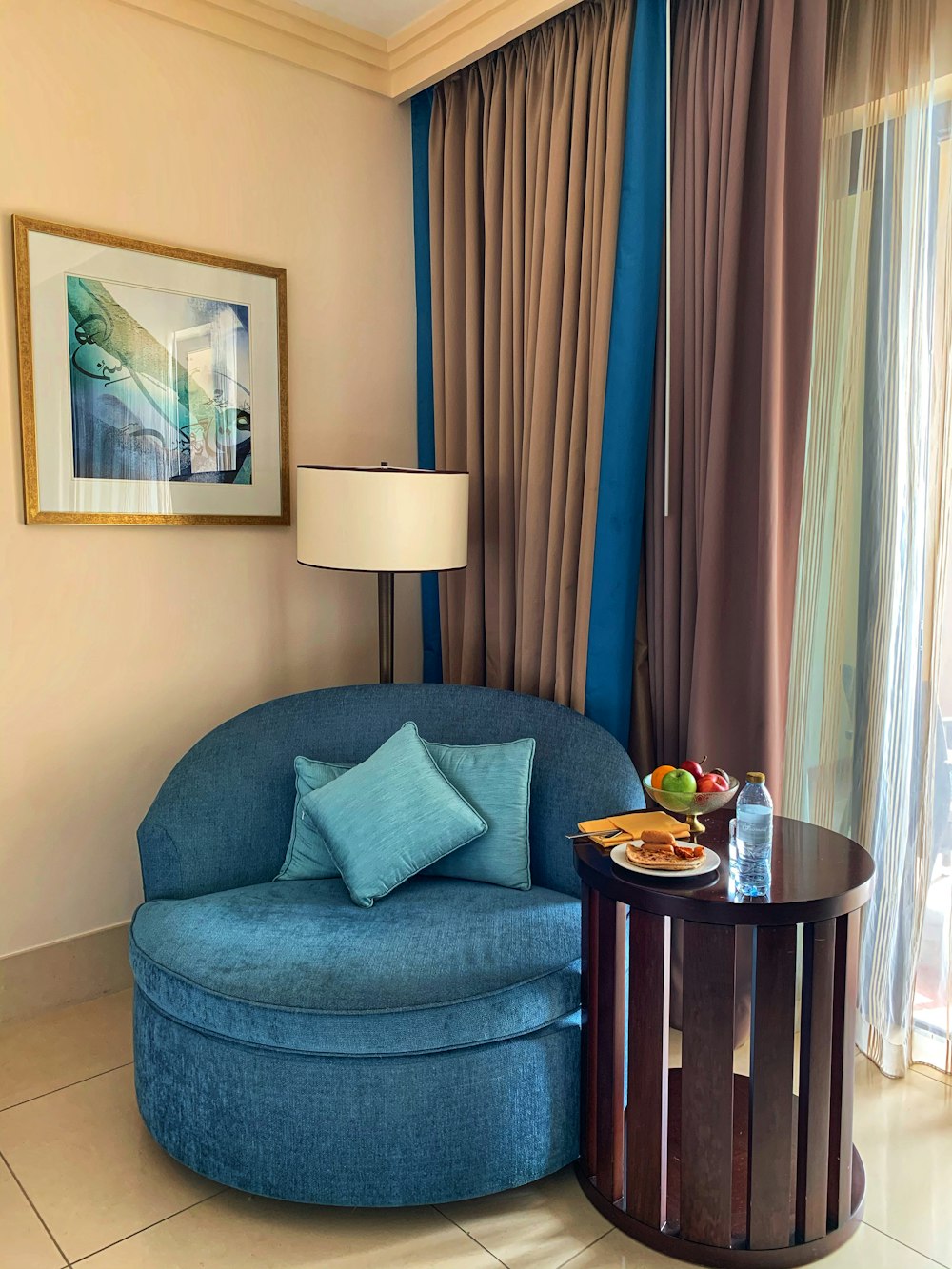 gray sofa chair beside brown wooden table