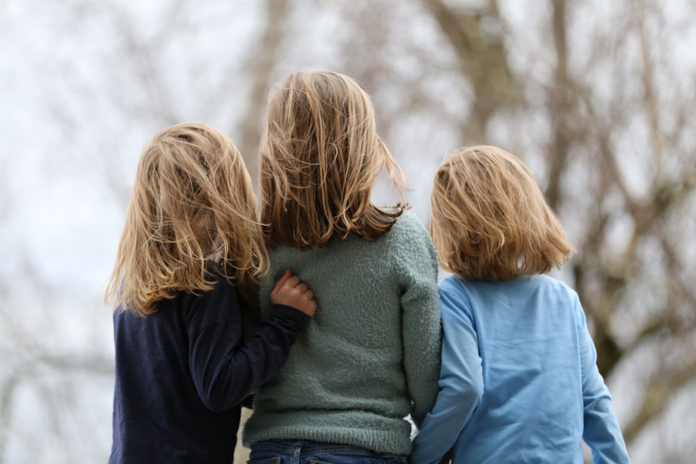 2 mujeres con suéteres azules y grises