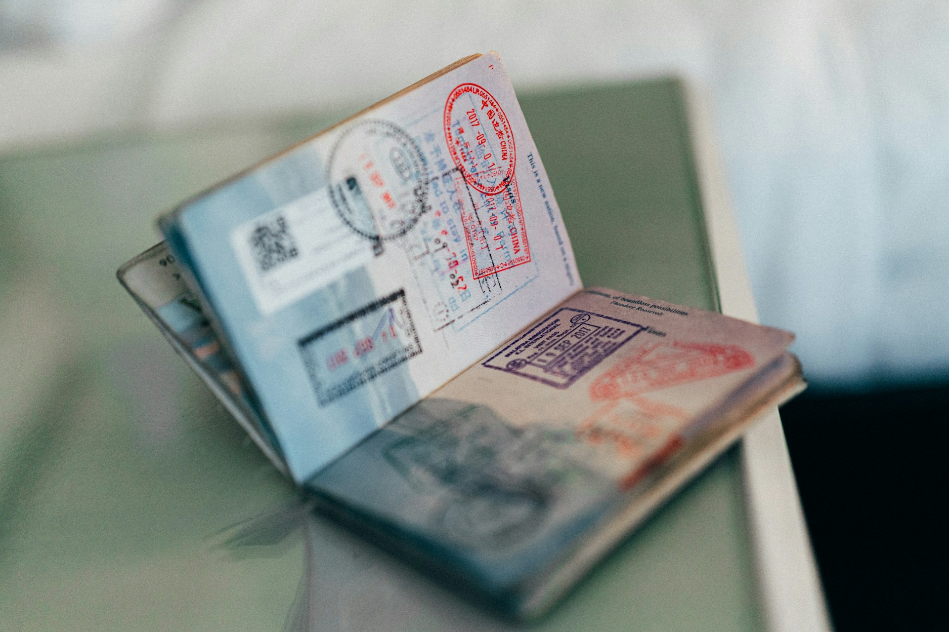 passaporte carimbado de pessoas que já sabem como investir e morar nos Estados Unidos 