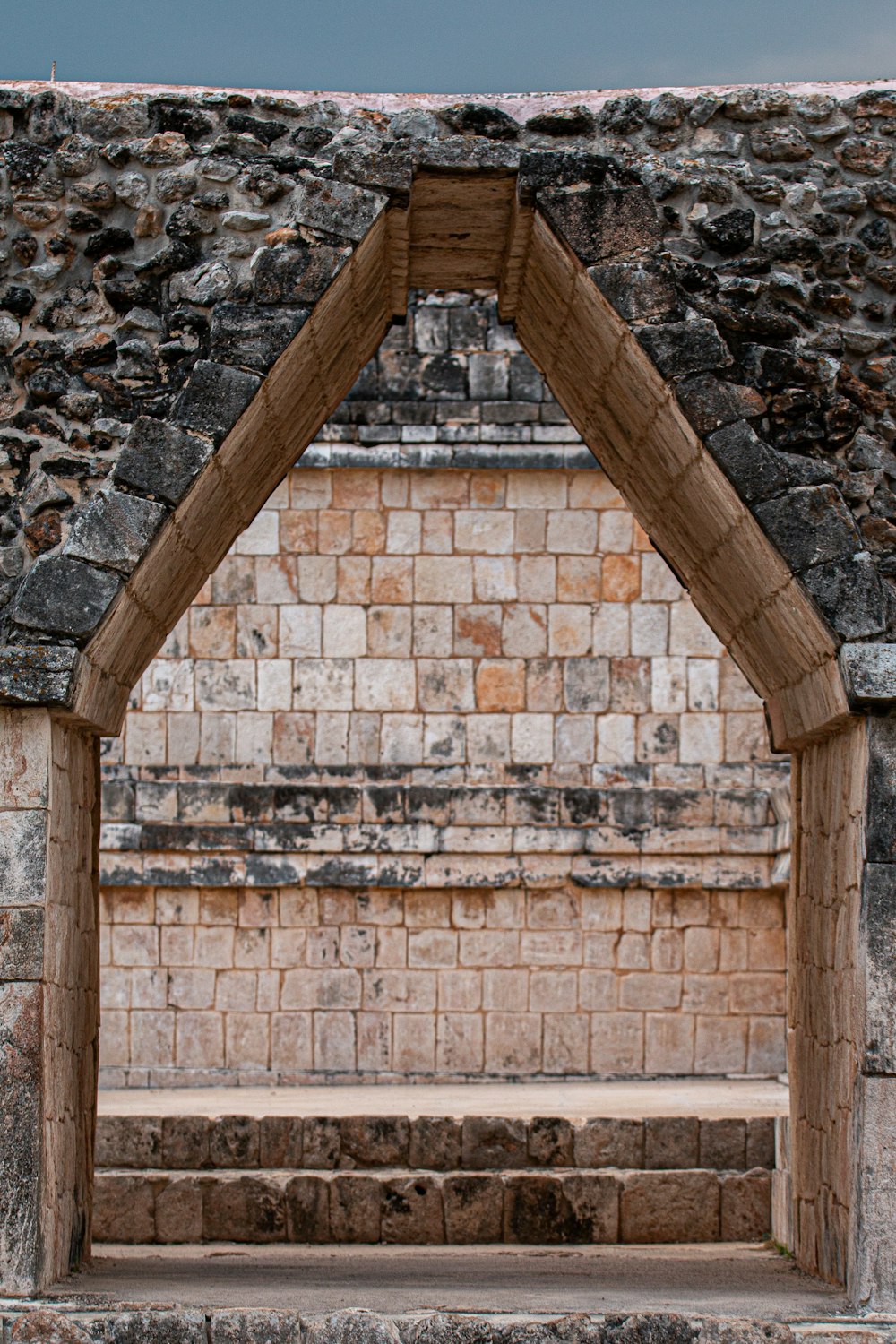 Pared de ladrillo marrón durante el día