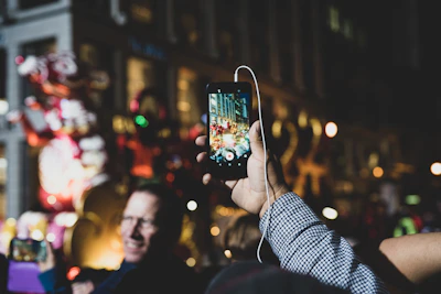 Listeners enjoying music on their smartphones in a lively Rafaela plaza