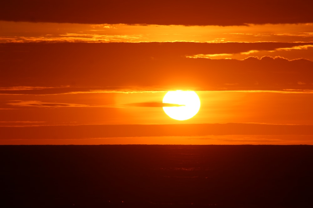 El sol se pone en el horizonte