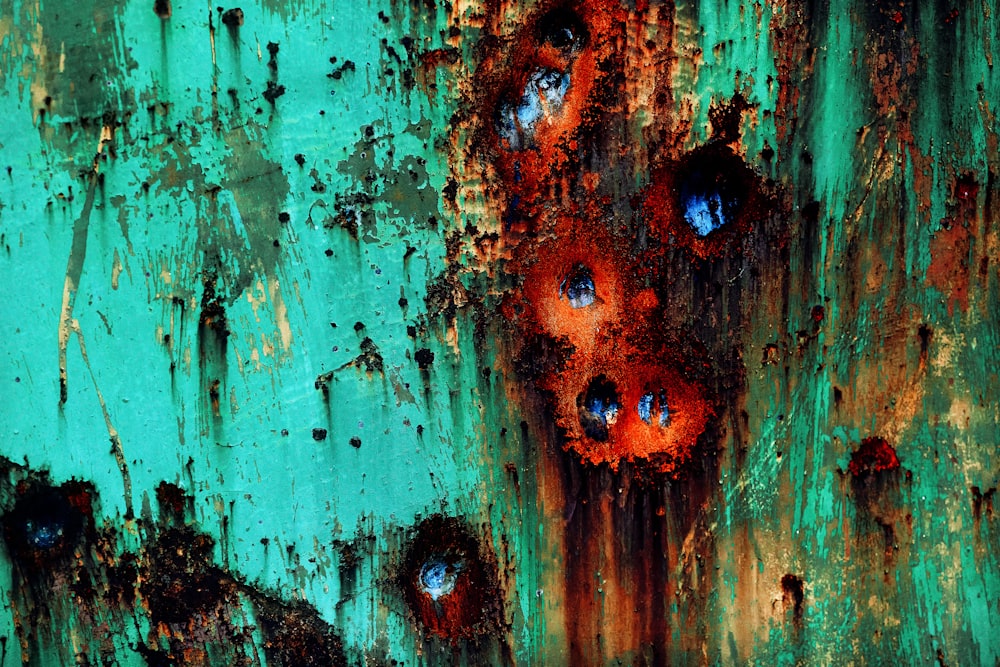青と茶色の木の板
