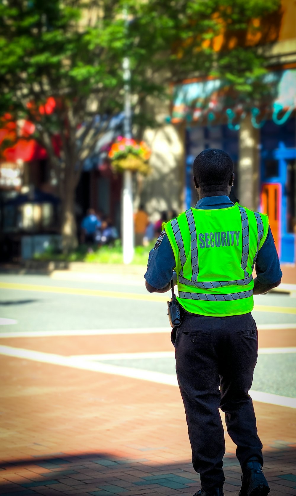 Hombre en chaqueta verde y azul caminando en la calle durante el día