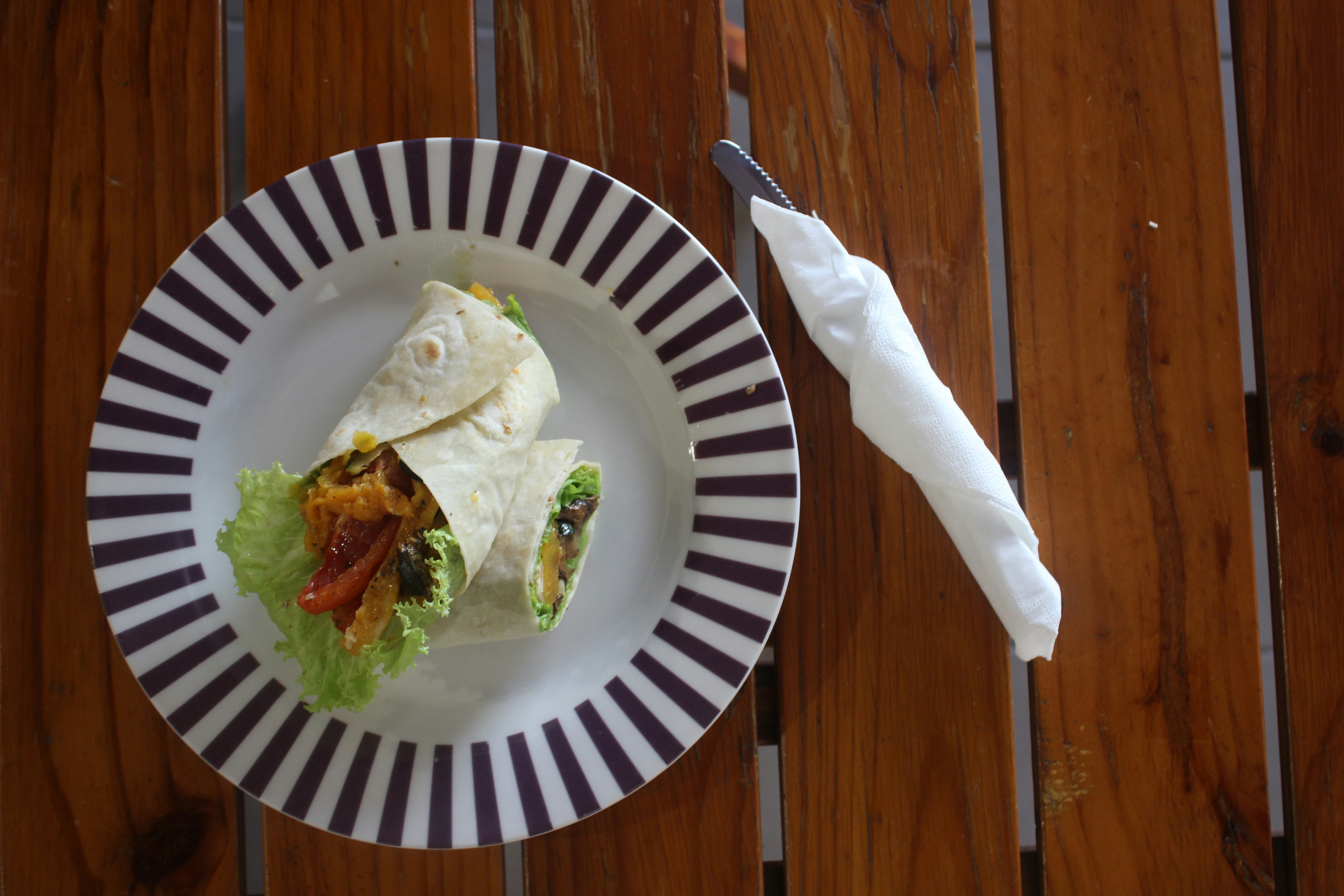 Chicken wrap with fresh vegetables and whole grain tortilla - lanche da tarde saudável