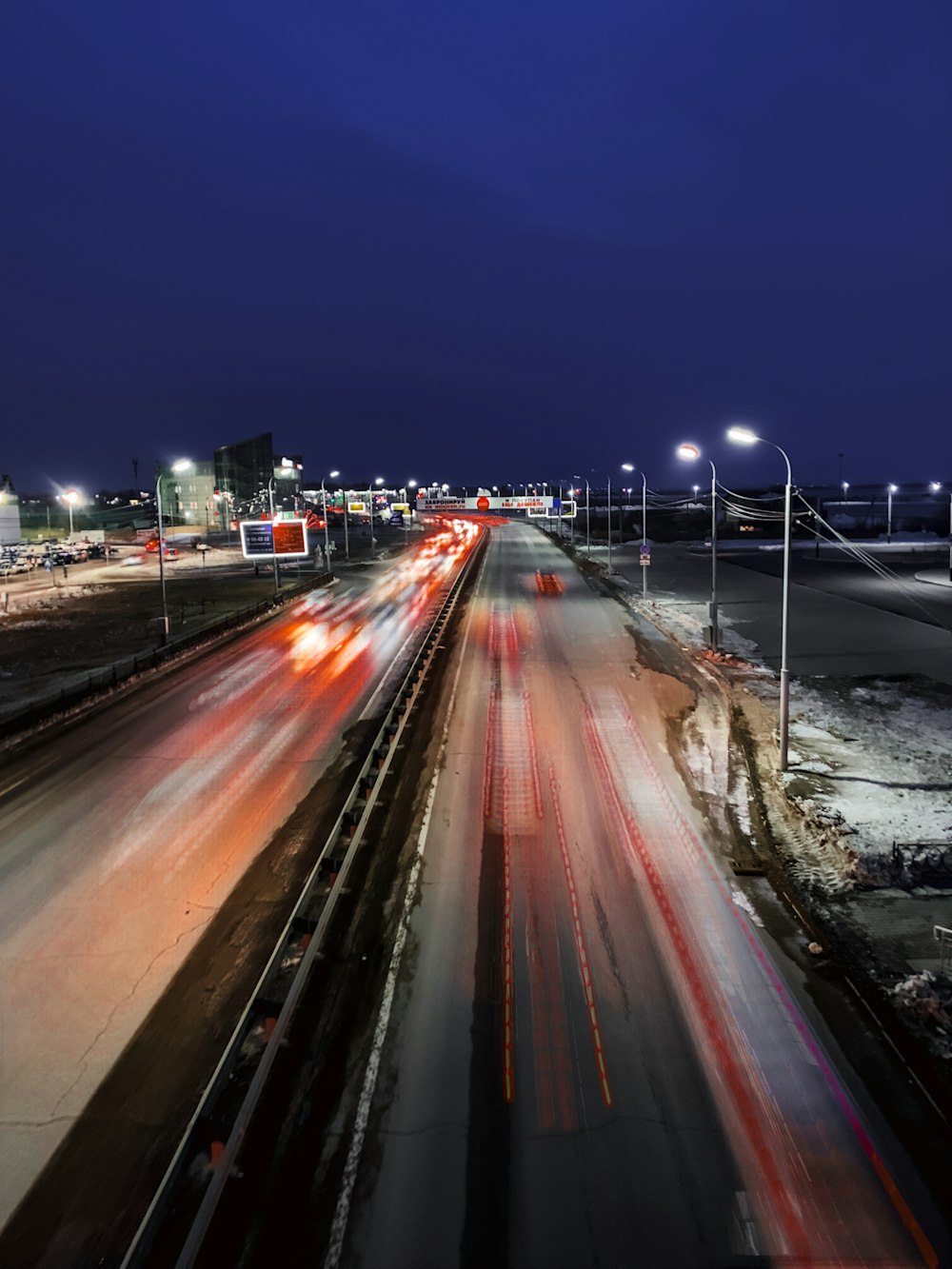 Photographie en accéléré de voitures sur la route pendant la nuit