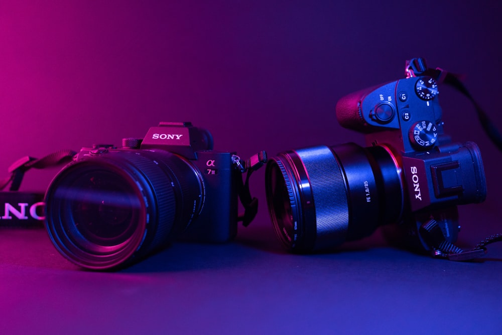 Schwarze Nikon DSLR-Kamera auf blauer Oberfläche
