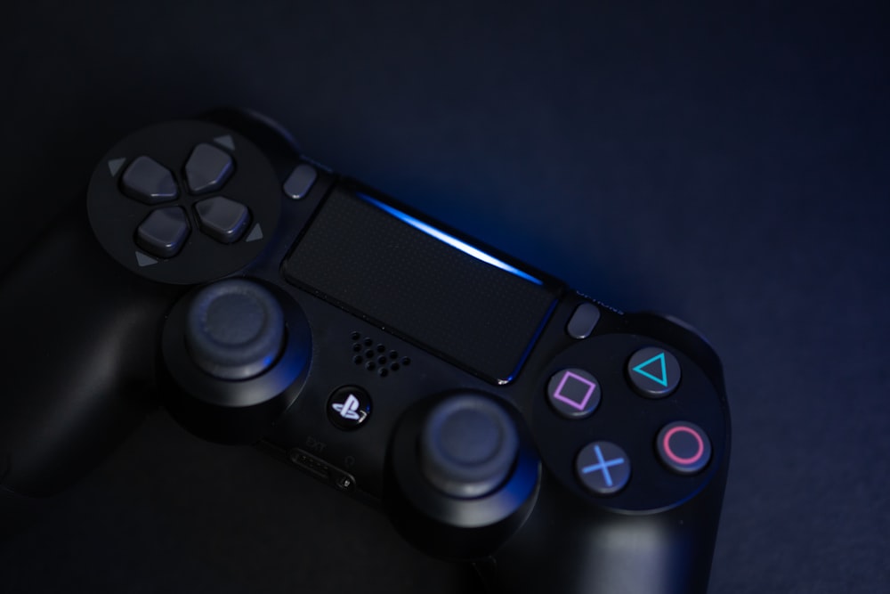 Foto Fotografia de foco seletivo do console Sony PS4 branco com controle  sem fio – Imagem de Jogos grátis no Unsplash