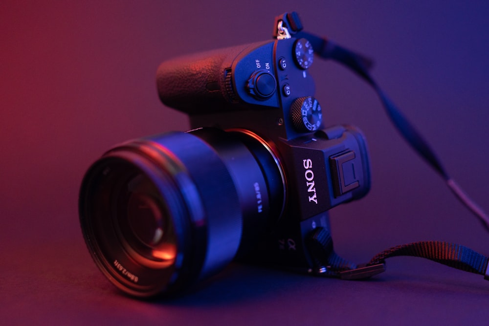 Appareil photo reflex numérique Nikon noir sur textile bleu