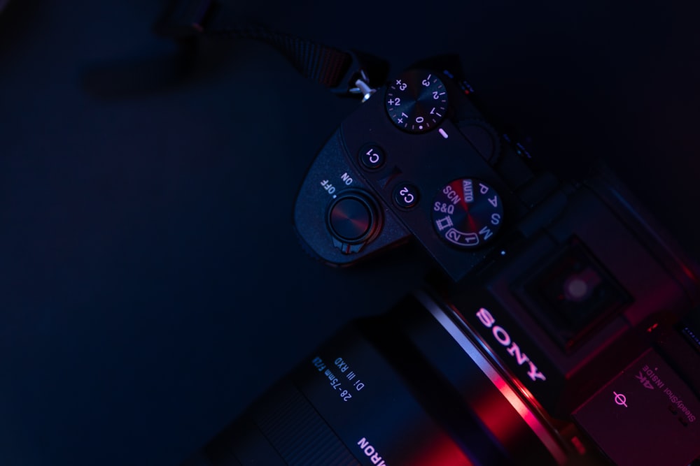Appareil photo reflex numérique Sony noir sur surface noire
