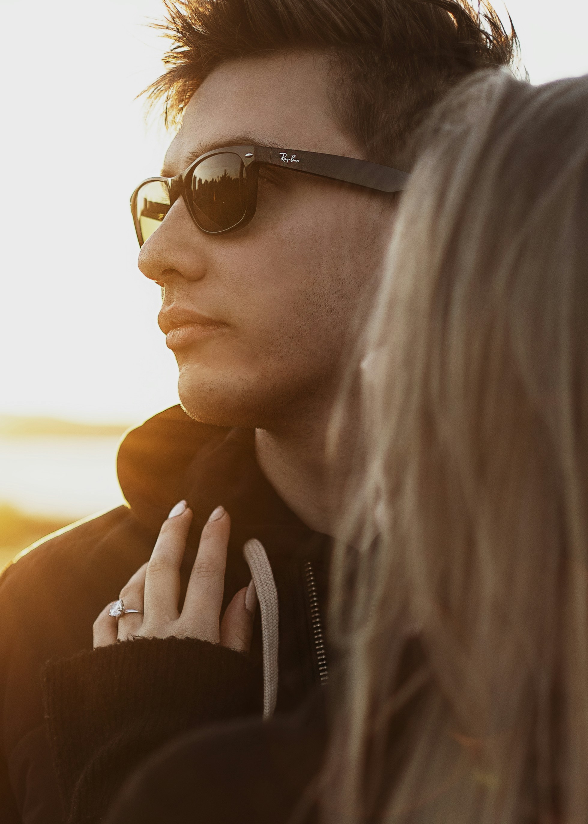 Frau in schwarz gerahmter Sonnenbrille