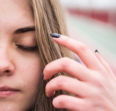 A close-up of a person deeply focused during a guided autohipnosis session.
