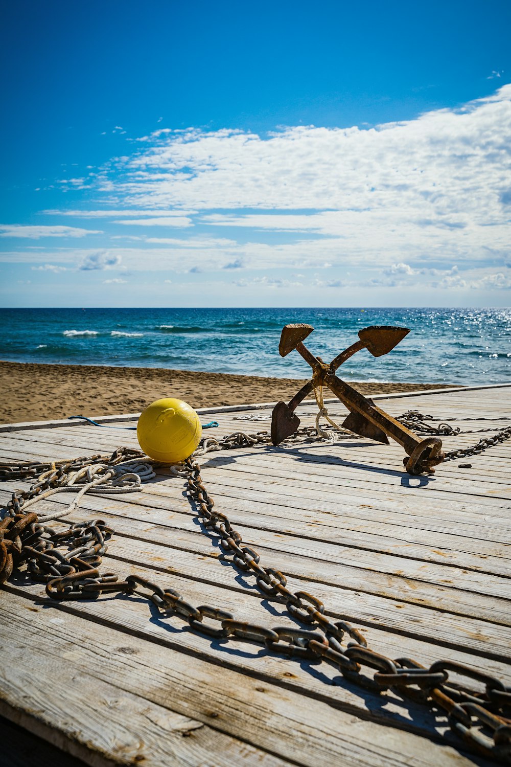 Cruz de madera marrón en muelle de madera marrón durante el día