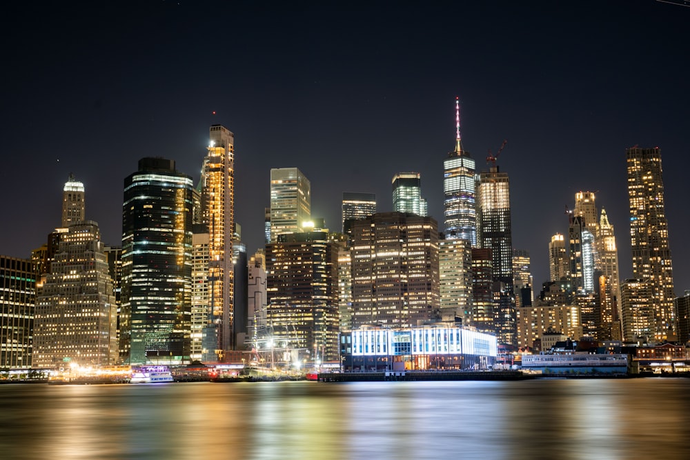 Skyline der Stadt bei Nacht