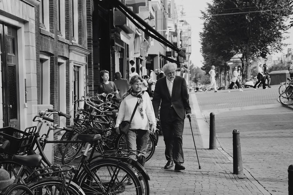 homme et femme roulant sur le vélo dans la photographie en niveaux de gris