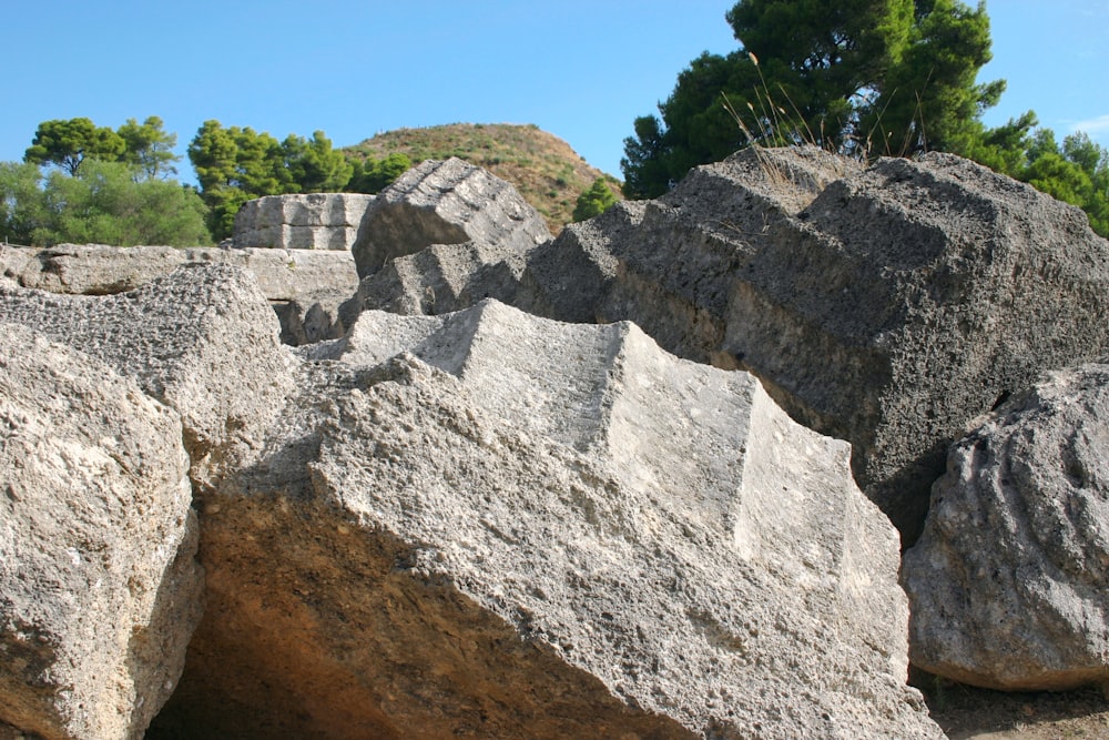 formazione rocciosa grigia sotto il cielo blu durante il giorno