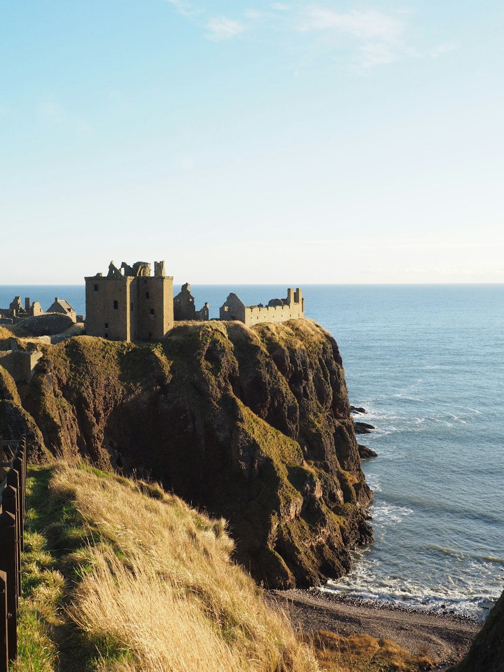 Braune Burg auf dem Hügel am Meer