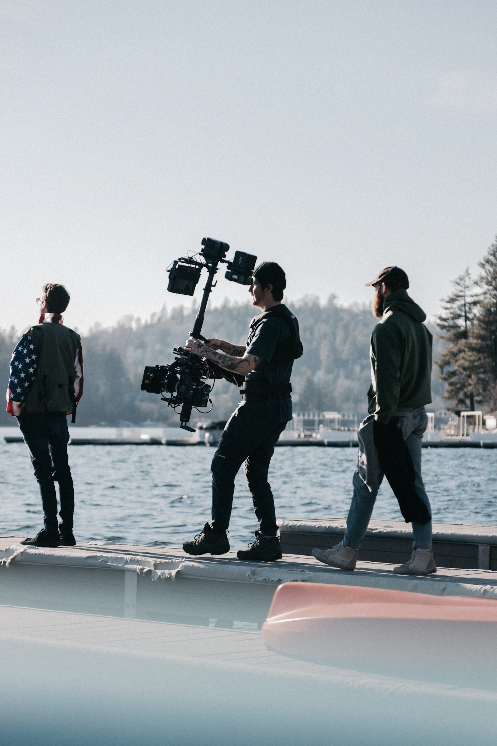 Équipe de tournage professionnelle en plein travail sur un plateau de production vidéo