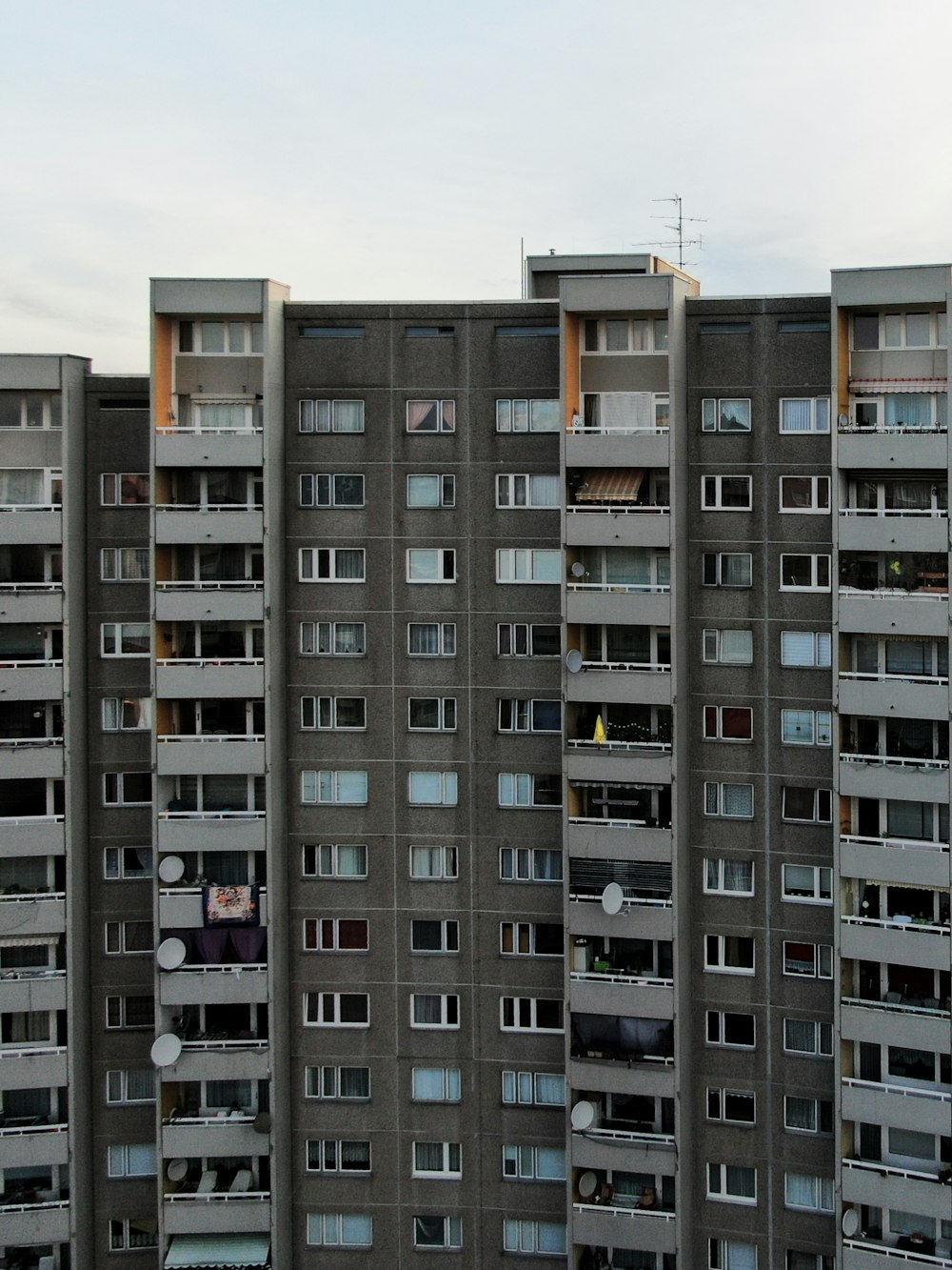 Un grand immeuble avec beaucoup de fenêtres et de balcons