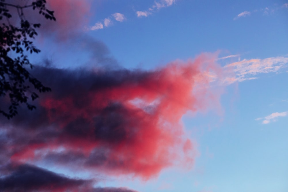 昼間の白い雲と青い空