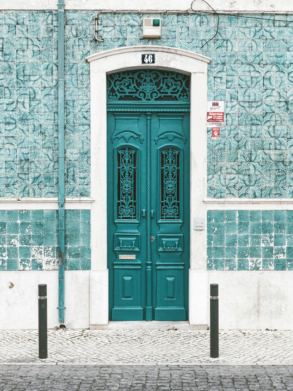 灰色のコンクリートの壁に茶色の木製のドア