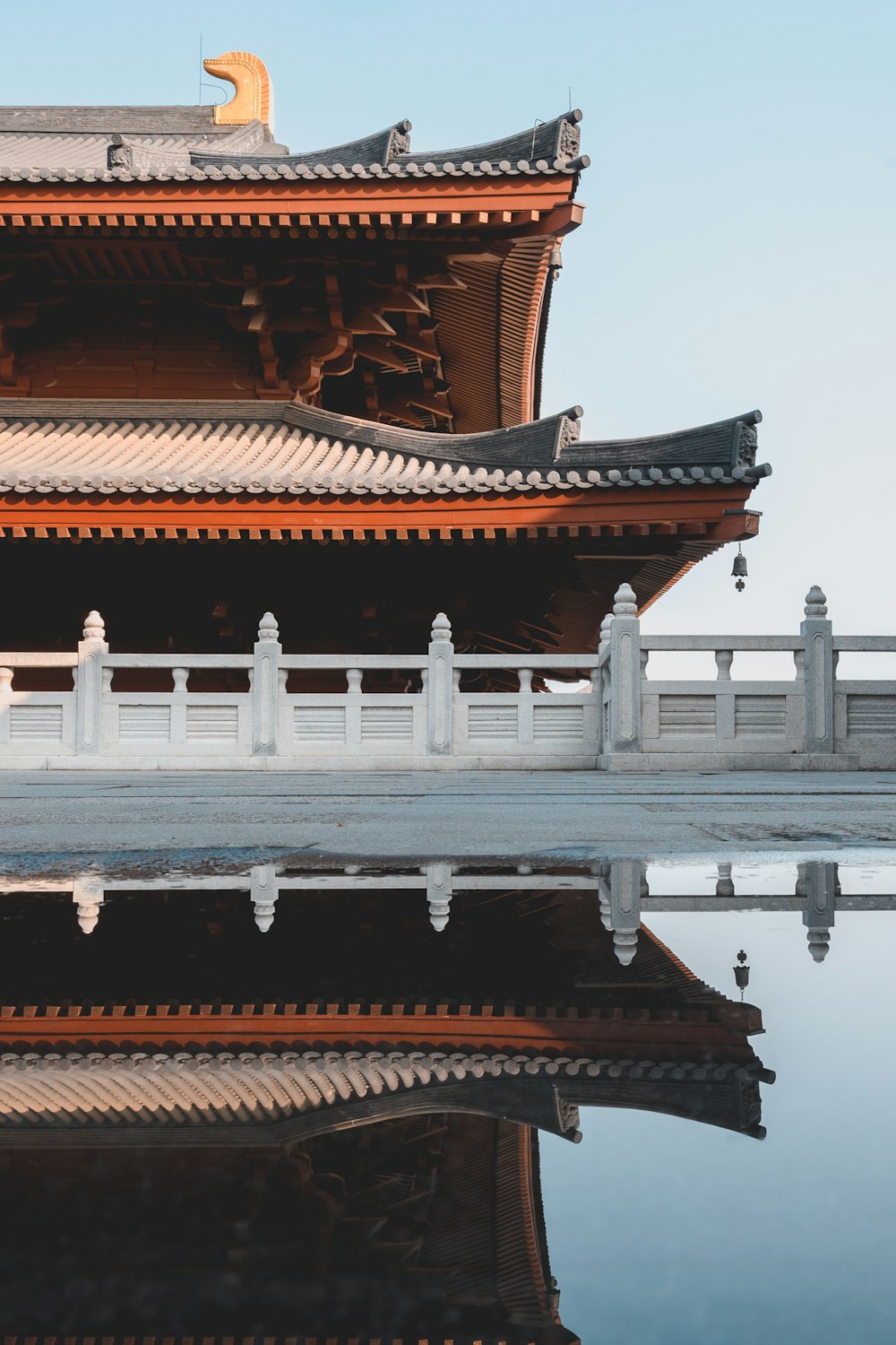 日中の水域近くの茶色と白の寺院