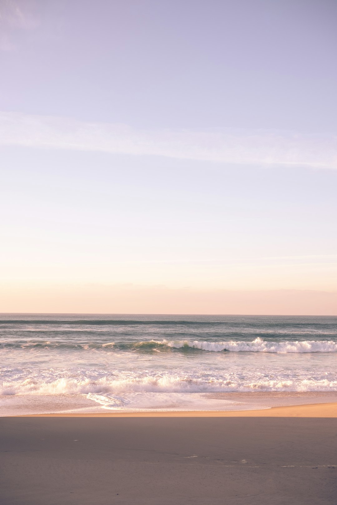 ocean waves crashing on shore during daytime