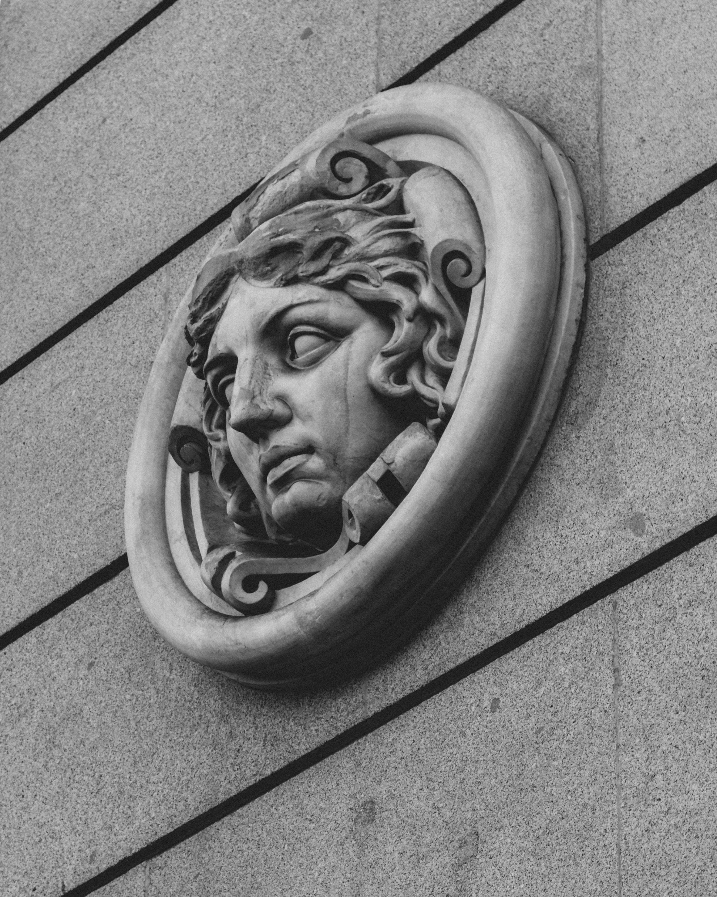 A cool detail on the side of a building in Madrid. IDK I think it looks cool so why not take a photo. Life is simple.🤷♂️⠀