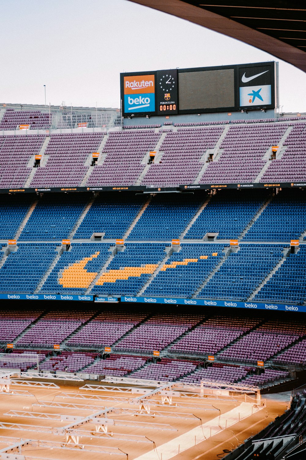 Asientos azules y blancos del estadio